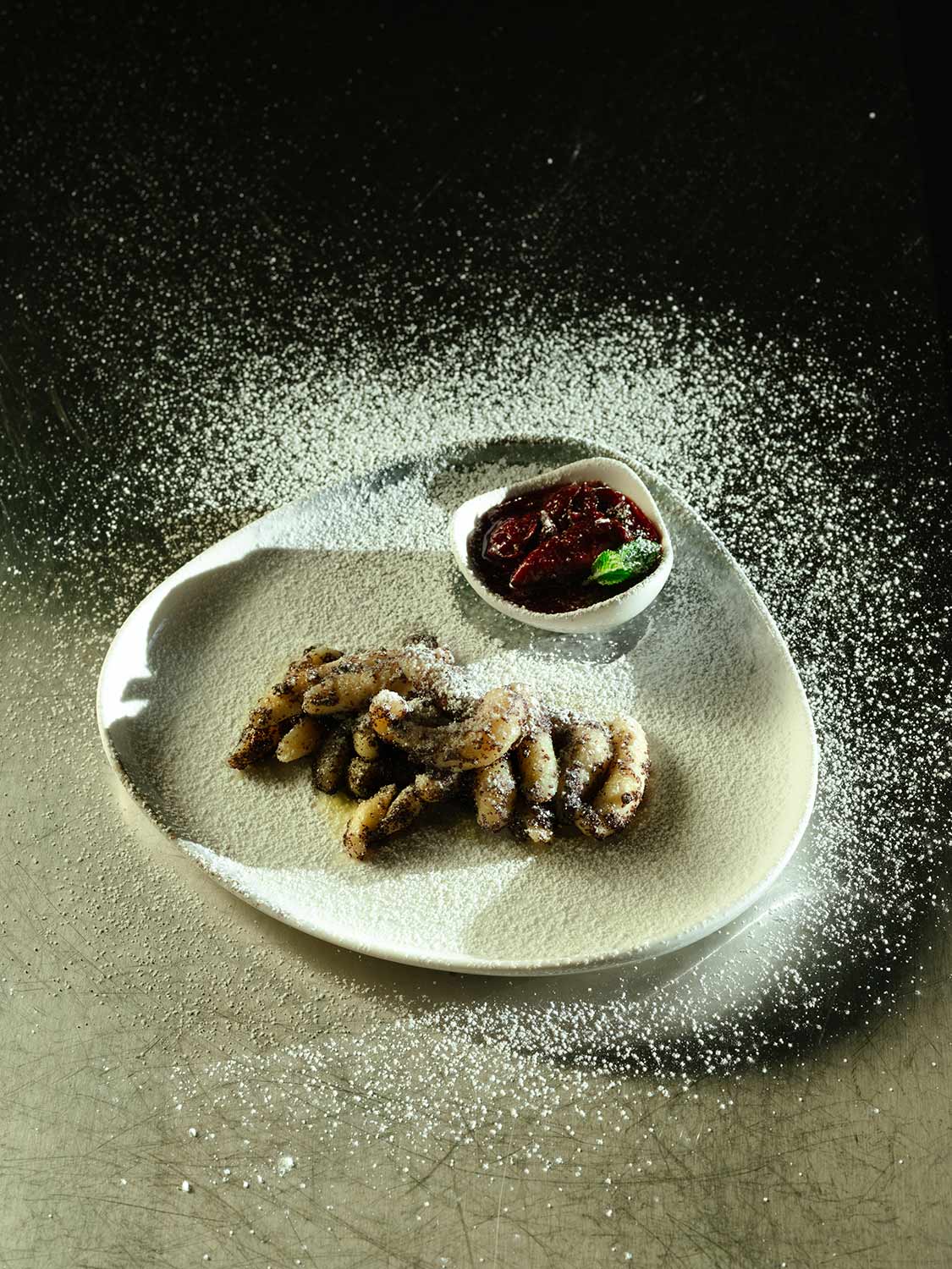 Ein Teller mit Mohnnudeln und Zwetschkenröster