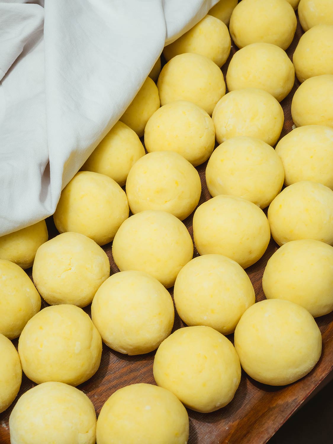 Ein Brett voller gelber Knödel
