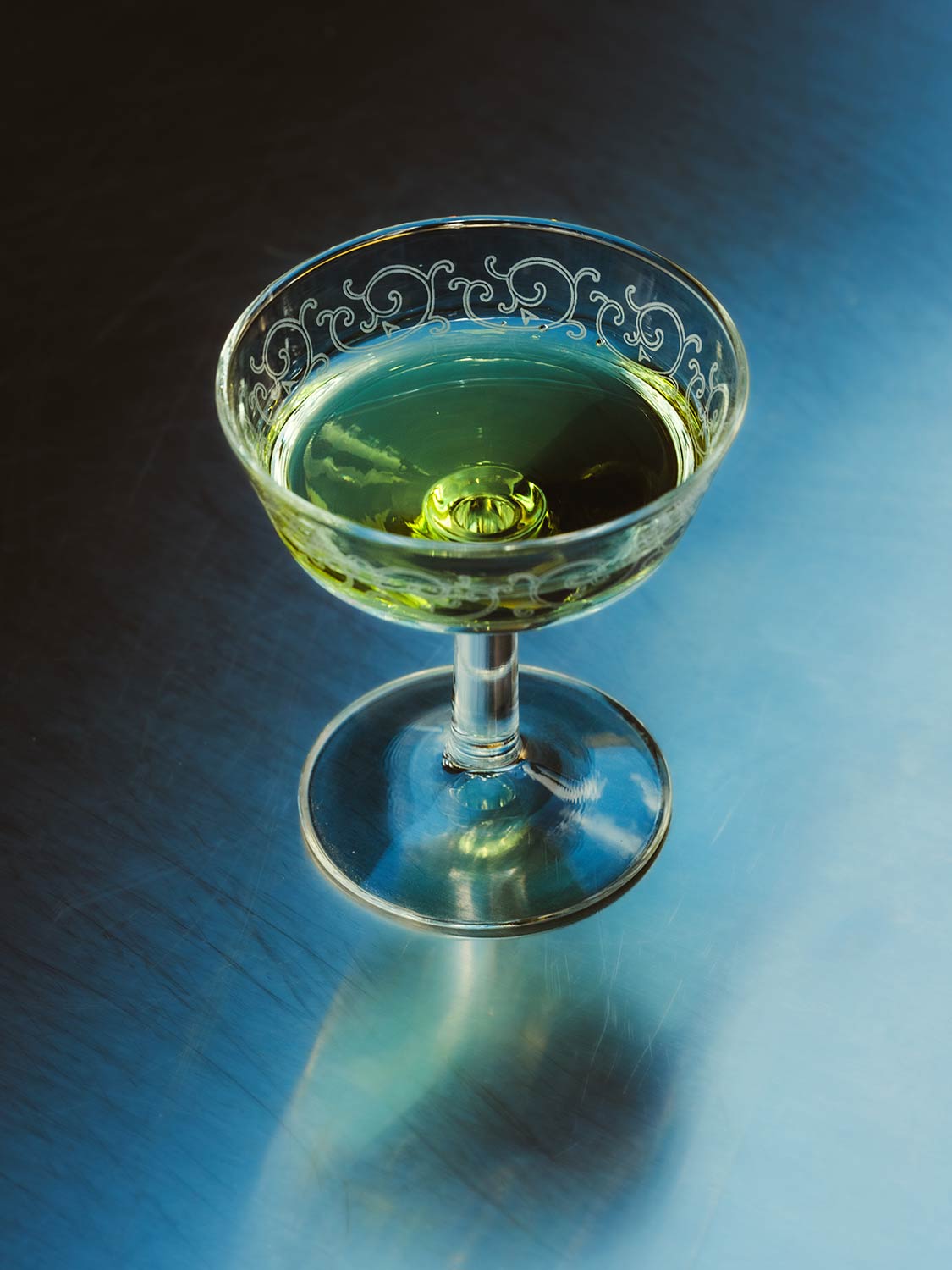 Ein Glas mit einer Flüssigkeit.
