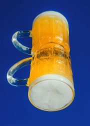 Zwei volle Biergläser die gespiegelt aufeinander gestapelt sind